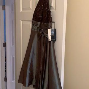 Classy deep green formal cocktail dress.